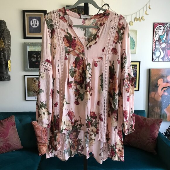 BLU PEPPER size L Pale Pink Floral Print Crochet Lace Accent Hi-Lo Boho Top - Picture 3 of 5